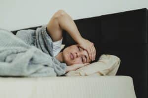 schlechte Schlafqualität wegen Stress im Job & Alltag